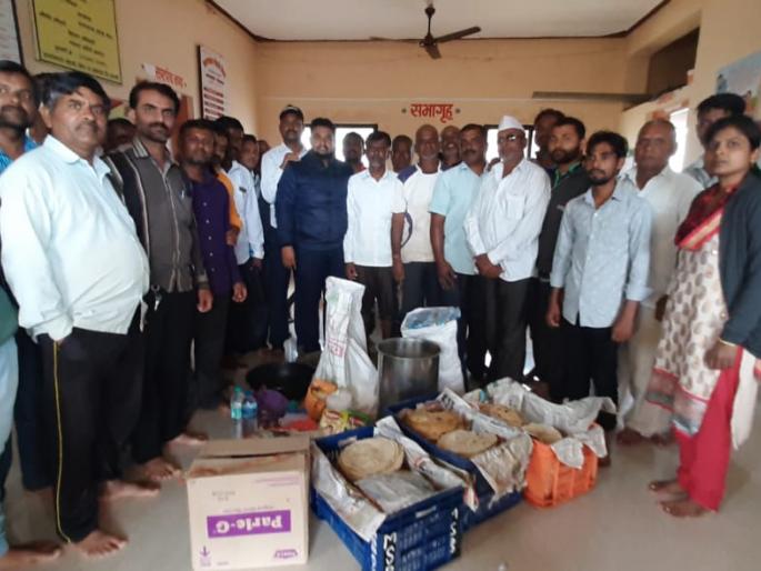 Sangli Flood: Villagers in Kherade-Vita, Bhikavadi provide help to the affected people of flood | सांगली पूर: खेराडे-विटा, भिकवडीतील गावकऱ्यांनी दिला पुरग्रस्तांना मदतीचा हात Sangli Flood: Villagers in Kherade-Vita, Bhikavadi provide help to the affected people of flood | सांगली पूर: खेराडे-विटा, भिकवडीतील गावकऱ्यांनी दिला पुरग्रस्तांना मदतीचा हात