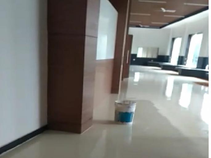 Despite spending four crores of rupees, water leakage in acharya atre theater | चार काेटी रुपये खर्च करुनही आचार्य अत्रे रंगमंदिरात गळती Despite spending four crores of rupees, water leakage in acharya atre theater | चार काेटी रुपये खर्च करुनही आचार्य अत्रे रंगमंदिरात गळती