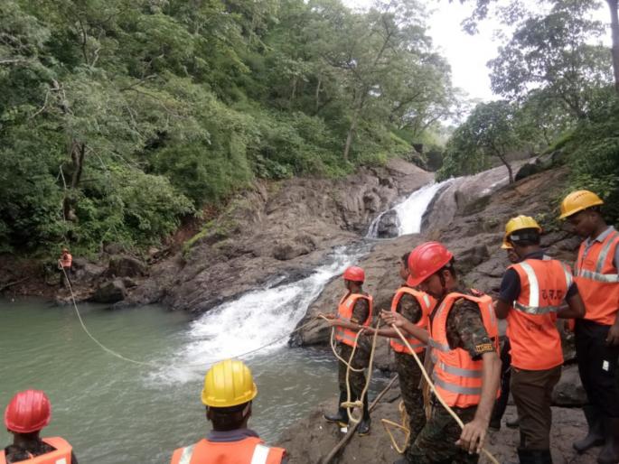 boy dead after dawn in waterfall in thane | ठाण्यातील धबधब्यामध्ये पाेहण्यास आलेल्या तरुणाचा बुडून मृत्यू boy dead after dawn in waterfall in thane | ठाण्यातील धबधब्यामध्ये पाेहण्यास आलेल्या तरुणाचा बुडून मृत्यू
