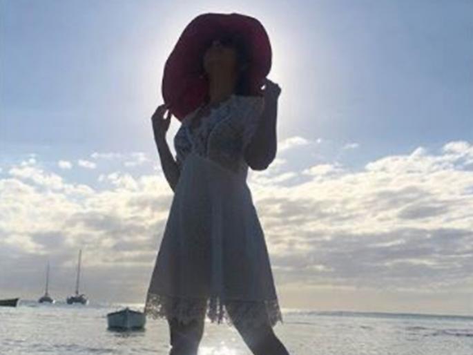 Sonalee kulkarni enjoying vacation in mauritius | मॉरिशयसमध्ये व्हॅकेशन एन्जॉय करतेय ही मराठी अभिनेत्री, ओळख पाहू कोण आहे ती ? Sonalee kulkarni enjoying vacation in mauritius | मॉरिशयसमध्ये व्हॅकेशन एन्जॉय करतेय ही मराठी अभिनेत्री, ओळख पाहू कोण आहे ती ?
