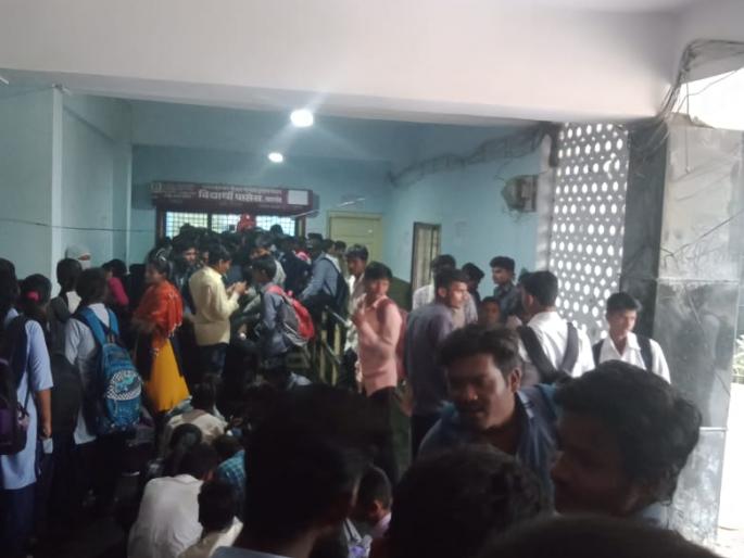 Police brutally assaulted student for passages at Buldhana; Parents Anger | पासेससाठी आलेल्या विद्यार्थ्याला पोलिसाकडून बेदम मारहाण; विद्यार्थी संतप्त Police brutally assaulted student for passages at Buldhana; Parents Anger | पासेससाठी आलेल्या विद्यार्थ्याला पोलिसाकडून बेदम मारहाण; विद्यार्थी संतप्त
