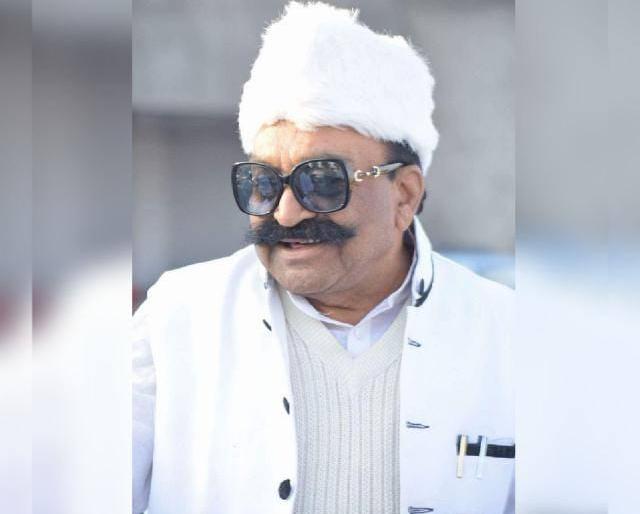 Attempts to burn petrol to an ideal village tree sculptor; Police registered a crime | आदर्श ग्राम झाडाच्या शिल्पकाराला पेट्रोल टाकून जाळण्याचा प्रयत्न; पोलिसात गुन्हा दाखल