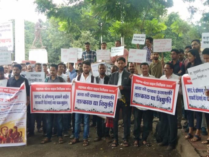 agitation of mpsc passed student | एक वर्षापासून रखडल्या नियुक्त्या ; एमपीएससी पास उमेदवारांचे बेमुदत उपाेषण agitation of mpsc passed student | एक वर्षापासून रखडल्या नियुक्त्या ; एमपीएससी पास उमेदवारांचे बेमुदत उपाेषण
