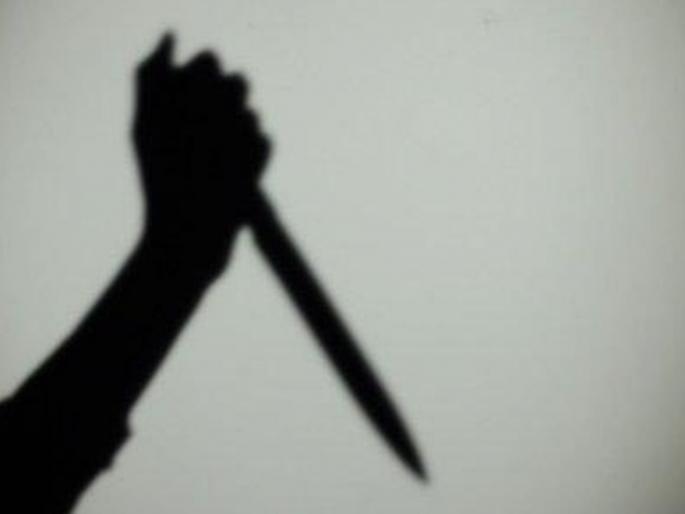 boyfriend attacks his girlfriend with knife in pune | लग्न करायला जाताना 'तो' कॉल आला अन् त्यानं तिच्यावर केले सपासप वार boyfriend attacks his girlfriend with knife in pune | लग्न करायला जाताना 'तो' कॉल आला अन् त्यानं तिच्यावर केले सपासप वार