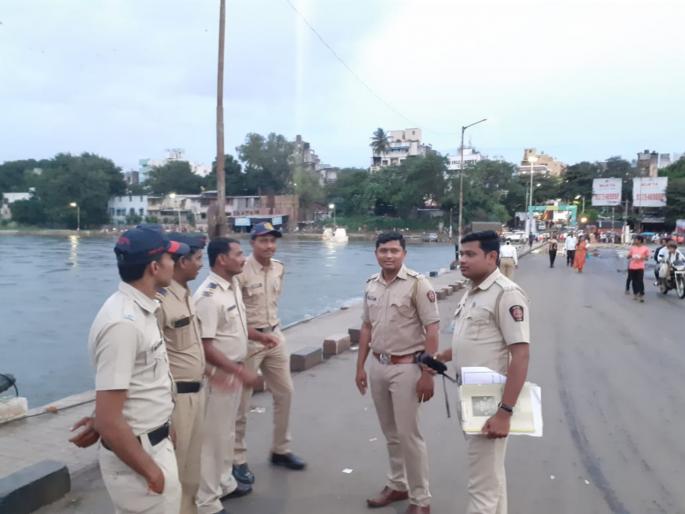 one youth drown in mutha river | पुराच्या पाण्यात पाेहण्याची पैज पडली महागात ; भिडे पुलावरुन एकजण गेला वाहून one youth drown in mutha river | पुराच्या पाण्यात पाेहण्याची पैज पडली महागात ; भिडे पुलावरुन एकजण गेला वाहून