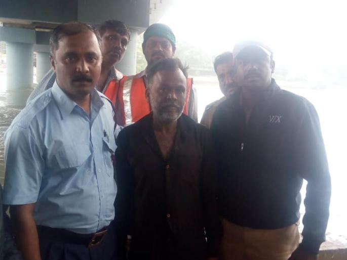 fire brigade save the life of person drawning in mutha river | अग्निशमन दलाच्या जवानांची तत्परता ; नदीत उडी घेतलेल्या व्यक्तीचे वाचवले प्राण