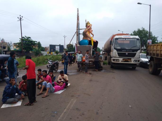 Police stopped ganpati procession on highway | पोलिसांनी अडविली मिरवणूक कार्यकर्त्यांचा हायवेवर ठिय्या Police stopped ganpati procession on highway | पोलिसांनी अडविली मिरवणूक कार्यकर्त्यांचा हायवेवर ठिय्या