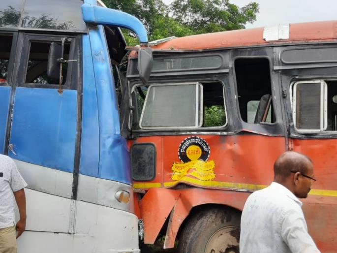 Two buses collide face-to-face near Mamurabad | ममुराबादजवळ दोन बससेची समोरासमोर धडक
