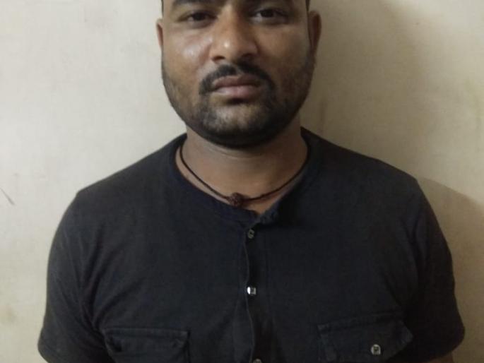 The excuse to give a lift robbed a divisional sales manager | लिफ्ट देण्याच्या बहाण्याने विभागीय विक्री व्यवस्थापकास लुटले The excuse to give a lift robbed a divisional sales manager | लिफ्ट देण्याच्या बहाण्याने विभागीय विक्री व्यवस्थापकास लुटले