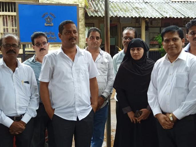 Police officers were stopped by the Congress office-bearers for displaying black flags to the Chief Minister | मुख्यमंत्र्यांना काळे झेंडे दाखविण्यासाठी निघालेल्या काँग्रेस पदाधिकार्‍यांना पोलिसांनी रोखले