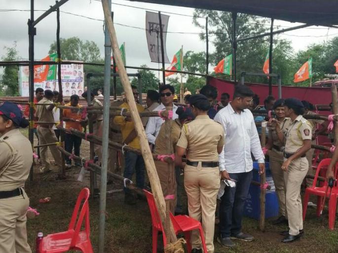 PM Modi's security armor; If black-clad people are denied access to entry in Nashik | पंतप्रधान मोदींना सुरक्षेचं कवच; काळे कपडे घातलेल्यांना प्रवेश नाकारला तर पेन, कंगवेही जप्त PM Modi's security armor; If black-clad people are denied access to entry in Nashik | पंतप्रधान मोदींना सुरक्षेचं कवच; काळे कपडे घातलेल्यांना प्रवेश नाकारला तर पेन, कंगवेही जप्त