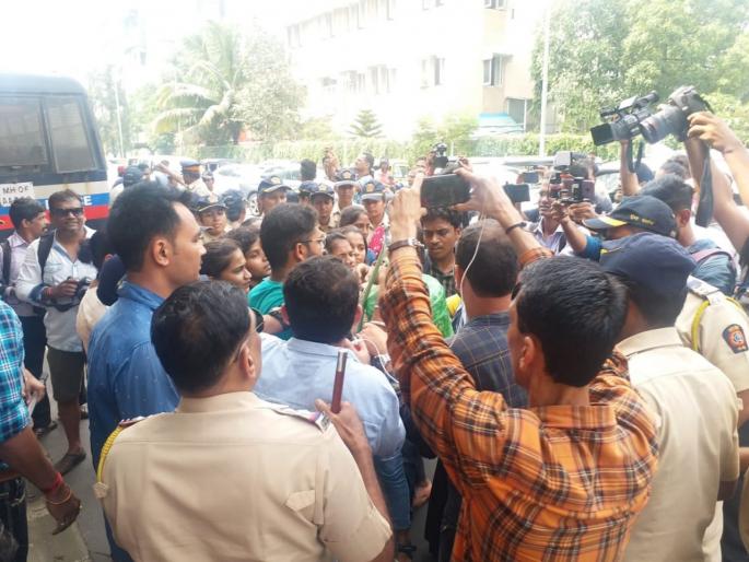 Agitation outside Big B's bungalow the next day in support of 'Save Aarey' | ‘आरे वाचवा’च्या समर्थनार्थ दुसऱ्या दिवशी बिग बींच्या बंगल्याबाहेर निदर्शने Agitation outside Big B's bungalow the next day in support of 'Save Aarey' | ‘आरे वाचवा’च्या समर्थनार्थ दुसऱ्या दिवशी बिग बींच्या बंगल्याबाहेर निदर्शने