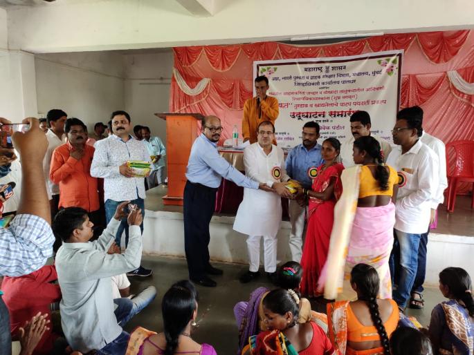 Launching of scheme for distribution of free oil and edible oil to tribal citizens | आदिवासी नागरिकांना मोफत तुरडाळ आणि खाद्य तेल वाटपाच्या योजनेचा शुभारंभ Launching of scheme for distribution of free oil and edible oil to tribal citizens | आदिवासी नागरिकांना मोफत तुरडाळ आणि खाद्य तेल वाटपाच्या योजनेचा शुभारंभ