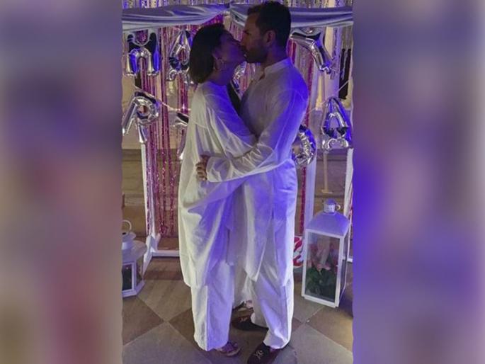 Inside Kareena Kapoor's Birthday Celebrations At The Pataudi Palace. See Pics | Kareena Kapoor's Birthday : करिना कपूरला पती सैफकडून खास सरप्राईज, या ठिकणी केलं वाढदिवसाचं जंगी सेलिब्रेशन Inside Kareena Kapoor's Birthday Celebrations At The Pataudi Palace. See Pics | Kareena Kapoor's Birthday : करिना कपूरला पती सैफकडून खास सरप्राईज, या ठिकणी केलं वाढदिवसाचं जंगी सेलिब्रेशन