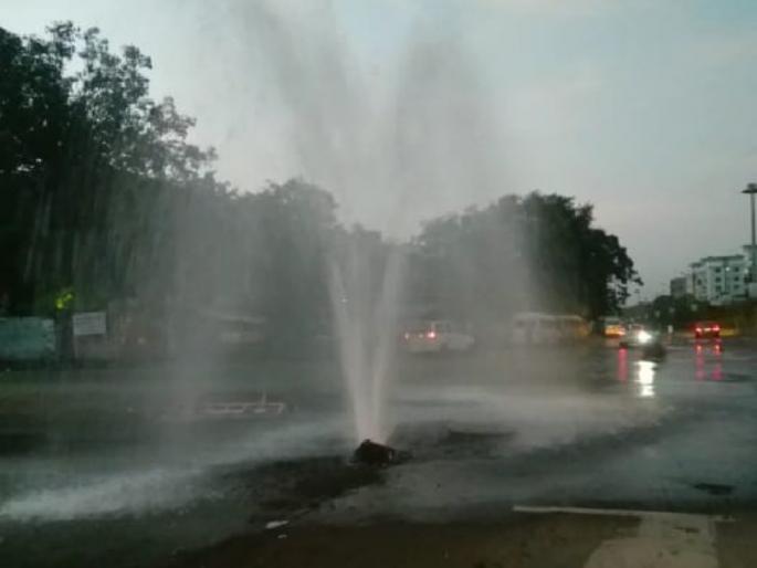 water pipeline busted in chichwad ; Millions of liters of water on the road | चिंचवडमध्ये जलवाहिनी फुटली ; लाखाे लिटर पाणी रस्त्यावर water pipeline busted in chichwad ; Millions of liters of water on the road | चिंचवडमध्ये जलवाहिनी फुटली ; लाखाे लिटर पाणी रस्त्यावर
