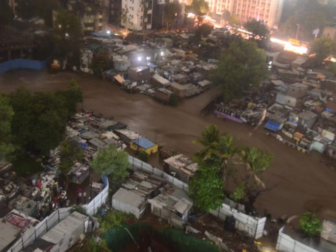 heavy in pune city ; vehicles broke down in water | तुफान पावसाने पुणे तुंबले ; एक जण वाहून गेला, १५ ते २० चारचाकी वाहत गेल्या