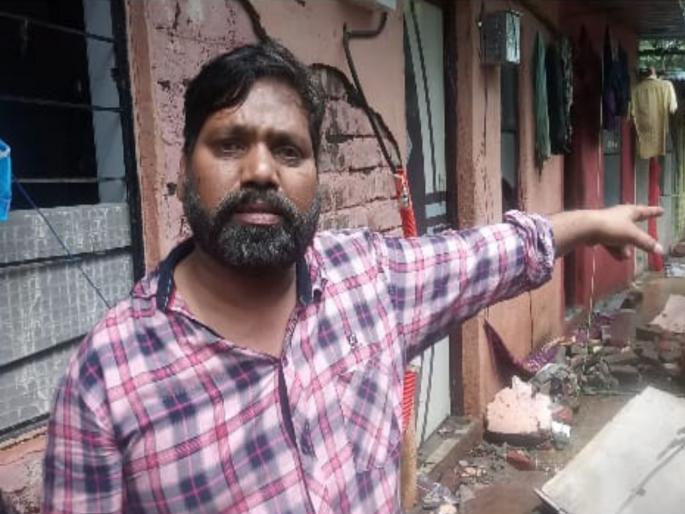 We're about to go out and water came in to houses | आम्ही बाहेर निघत हाेताे ; तर मानेपर्यंत पाणी आत आलं We're about to go out and water came in to houses | आम्ही बाहेर निघत हाेताे ; तर मानेपर्यंत पाणी आत आलं