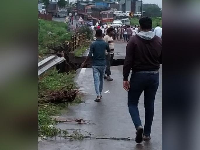 saswad jejuri bridge in dangerous situation in pune | सासवड जेजुरी पुलाला भगदाड; बारामतीशी संपर्क तुटला saswad jejuri bridge in dangerous situation in pune | सासवड जेजुरी पुलाला भगदाड; बारामतीशी संपर्क तुटला