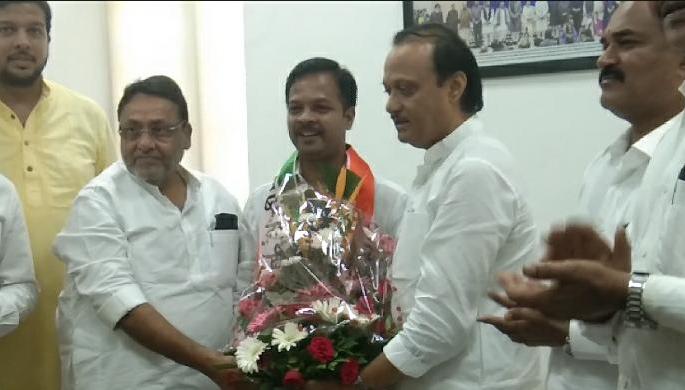 Maharashtra Election 2019: Shiv Sena 'current' MLA joins Nationalist Congress | Maharashtra Election 2019: तिकीट डावलल्याने शिवसेनेच्या 'या' विद्यमान आमदाराने केला राष्ट्रवादी काँग्रेसमध्ये प्रवेश Maharashtra Election 2019: Shiv Sena 'current' MLA joins Nationalist Congress | Maharashtra Election 2019: तिकीट डावलल्याने शिवसेनेच्या 'या' विद्यमान आमदाराने केला राष्ट्रवादी काँग्रेसमध्ये प्रवेश