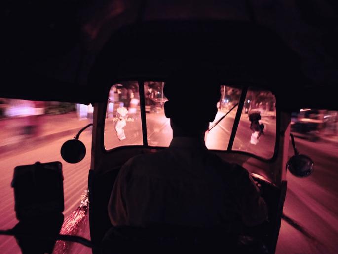 Wearing An 'ear phone' and a fleet of rickshaw and young girl jumped from auto rickshaw | इयर फोन घालून रिक्षा सुसाट चालवली अन् तरुणीने मारली धावत्या रिक्षातून उडी 