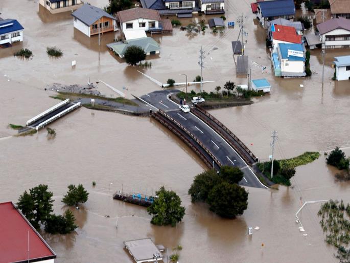 Typhoon leaves 33 dead as Japan launches major rescue | जपानमध्ये 'हगीबिस' चक्रीवादळामुळे 33 जणांचा मृत्यू Typhoon leaves 33 dead as Japan launches major rescue | जपानमध्ये 'हगीबिस' चक्रीवादळामुळे 33 जणांचा मृत्यू