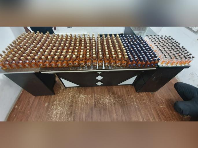 Seize foreign alcohol; Four arrested; Anti-Robbery Squad taken Action | विदेशी मद्य जप्त; चौघांना अटक; अँटी रॉबरी स्कॉडची कारवाई Seize foreign alcohol; Four arrested; Anti-Robbery Squad taken Action | विदेशी मद्य जप्त; चौघांना अटक; अँटी रॉबरी स्कॉडची कारवाई