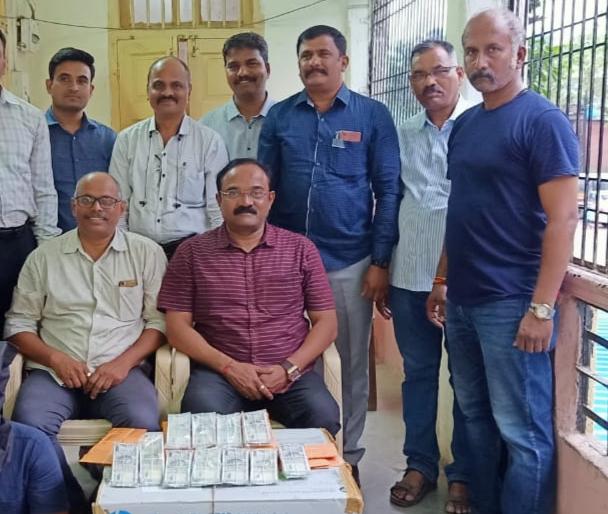 Man arrested who were Printing indian fake currency from home | घरातूनच करायचा बनावट नोटांची छपाई