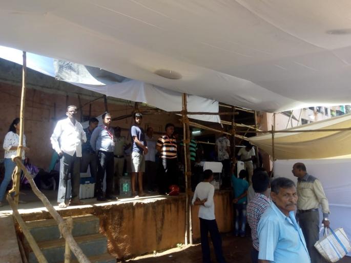 Maharashtra Election 2019: too much time taken to replace a closed EVM; how will increase Vote Perventage? | महाराष्ट्र निवडणूक २०१९: बंद पडलेले ईव्हीएम बदलण्यास लागतोय वेळ; यंत्रणा ठरतेय कुचकामी Maharashtra Election 2019: too much time taken to replace a closed EVM; how will increase Vote Perventage? | महाराष्ट्र निवडणूक २०१९: बंद पडलेले ईव्हीएम बदलण्यास लागतोय वेळ; यंत्रणा ठरतेय कुचकामी