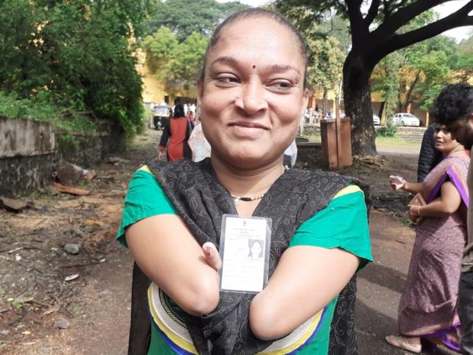 Maharashtra Election 2019: Right to vote, despite having no both hands in Parvati assembly constituency | महाराष्ट्र निवडणूक २०१९: दोन्ही हात नसतानाही 'त्यांनी' बजावला मतदानाचा हक्क; तुम्हीही करा मतदान Maharashtra Election 2019: Right to vote, despite having no both hands in Parvati assembly constituency | महाराष्ट्र निवडणूक २०१९: दोन्ही हात नसतानाही 'त्यांनी' बजावला मतदानाचा हक्क; तुम्हीही करा मतदान