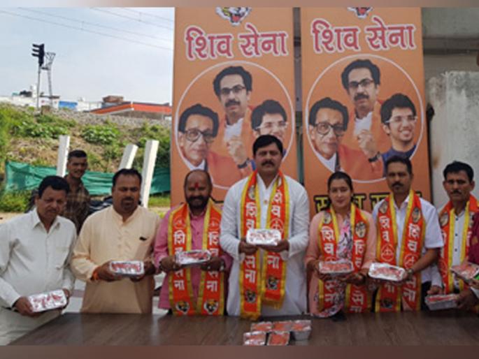 Shiv Sena starts ‘Saheb Khana’ for just Rs 10 in Jammu Kashmir | शिवसेनेकडून 10 रुपयांत जेवण, 'साहेब खाना' योजना सुरू Shiv Sena starts ‘Saheb Khana’ for just Rs 10 in Jammu Kashmir | शिवसेनेकडून 10 रुपयांत जेवण, 'साहेब खाना' योजना सुरू