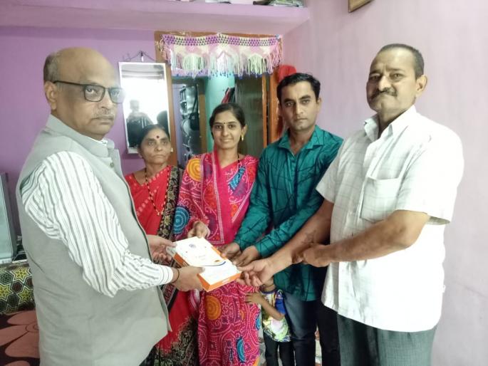 Surprise! Unexpected visit to the Vice Chancellor's staff home; Celebrate Diwali with sweets | सरप्राइज ! कुलगुरूंची कर्मचाऱ्यांच्या घरी अनपेक्षित भेट ; मिठाई देऊन दिवाळी केली साजरी Surprise! Unexpected visit to the Vice Chancellor's staff home; Celebrate Diwali with sweets | सरप्राइज ! कुलगुरूंची कर्मचाऱ्यांच्या घरी अनपेक्षित भेट ; मिठाई देऊन दिवाळी केली साजरी