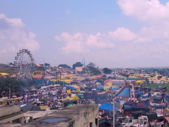 Lakhs of devotees attend pilgrimage to Babir fort at Indapur | इंदापूर येथील बाबीर गडावर यात्रेसाठी लाखाे भाविकांची हजेरी Lakhs of devotees attend pilgrimage to Babir fort at Indapur | इंदापूर येथील बाबीर गडावर यात्रेसाठी लाखाे भाविकांची हजेरी