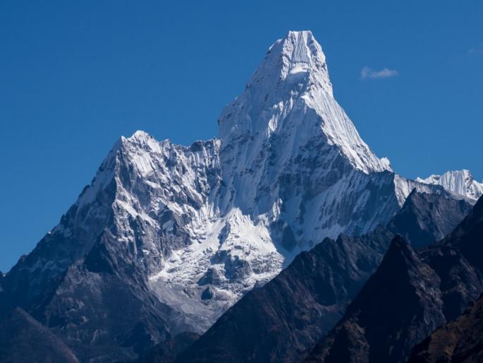giripremi's climber successfully climb maunt ama dablam | गिरिप्रेमींच्या गिर्याराेहकांची दमदार कामगिरी ; 'माऊंट अमा दब्लम'वर यशस्वी चढाई giripremi's climber successfully climb maunt ama dablam | गिरिप्रेमींच्या गिर्याराेहकांची दमदार कामगिरी ; 'माऊंट अमा दब्लम'वर यशस्वी चढाई