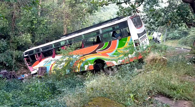 5 killed in bus accident in Khandala Ghat; 24 injured | खंडाळा घाटातील बस अपघातात 5 जण ठार; 24 जखमी; चालकाचा ताबा सुटल्याने घडली दुर्घटना 5 killed in bus accident in Khandala Ghat; 24 injured | खंडाळा घाटातील बस अपघातात 5 जण ठार; 24 जखमी; चालकाचा ताबा सुटल्याने घडली दुर्घटना