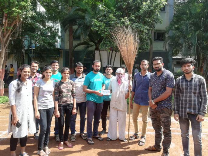 student's raising funds for house keeping persons cancer cure | स्पर्धा परीक्षेचे विद्यार्थी करतायेत कॅन्सरग्रस्त स्वच्छता कर्मचाऱ्यासाठी निधीची उभारणी student's raising funds for house keeping persons cancer cure | स्पर्धा परीक्षेचे विद्यार्थी करतायेत कॅन्सरग्रस्त स्वच्छता कर्मचाऱ्यासाठी निधीची उभारणी