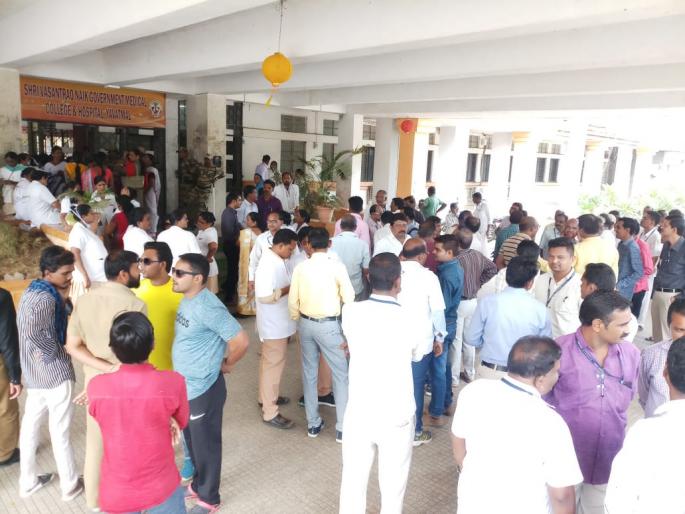 Medical staff in Yavatmal protesting Shiv Sena beating | शिवसेनेच्या मारहाणीच्या निषेधार्थ यवतमाळात ‘मेडिकल’चे कर्मचारी रस्त्यावर Medical staff in Yavatmal protesting Shiv Sena beating | शिवसेनेच्या मारहाणीच्या निषेधार्थ यवतमाळात ‘मेडिकल’चे कर्मचारी रस्त्यावर