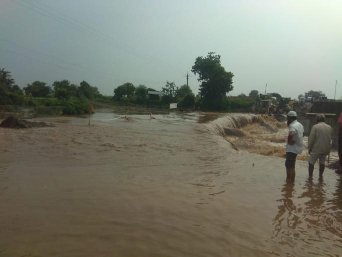 Heavy rainfall in Akot taluka; Telhara, return road closed | अकोट तालुक्यातील जोरदार पाऊस; तेल्हारा,परतवाडा मार्ग बंद