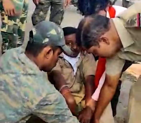 Linemen received life support from police duty | पोलिसांच्या कर्तव्यदक्षतेमुळे ‘लाईनमन’ला मिळाले जीवदान Linemen received life support from police duty | पोलिसांच्या कर्तव्यदक्षतेमुळे ‘लाईनमन’ला मिळाले जीवदान