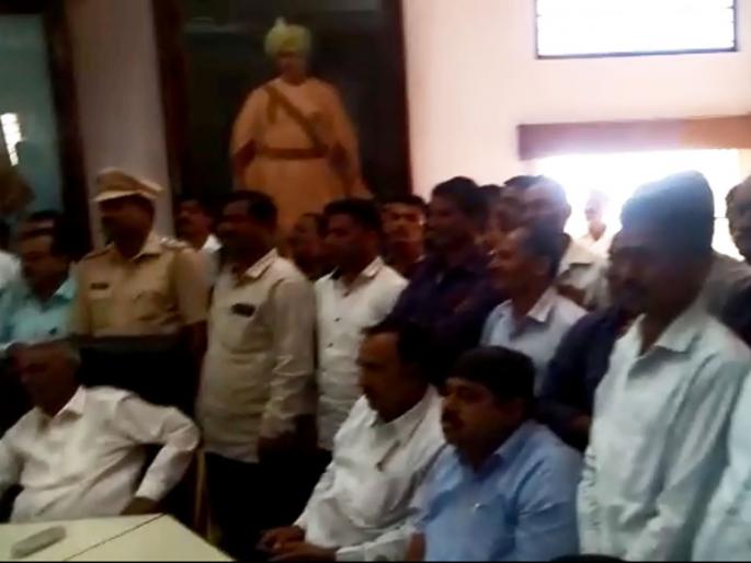 bidri sugar factory kolhapur | "बिद्री" सुरू करण्यासाठी कामगारांचा संचालक मंडळाला घेराव bidri sugar factory kolhapur | "बिद्री" सुरू करण्यासाठी कामगारांचा संचालक मंडळाला घेराव