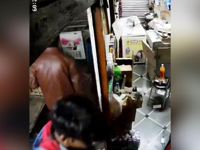Robbers broke two shops with a hotel and stolen money | एका हॉटेलसह दोन दुकाने फोडून चोरी Robbers broke two shops with a hotel and stolen money | एका हॉटेलसह दोन दुकाने फोडून चोरी