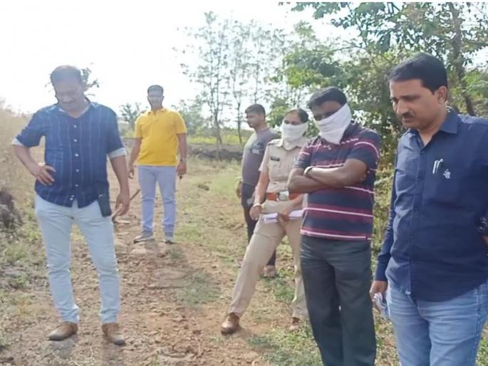 police received information about suspected murder ; but reality was different | कपड्यात काहीतरी पुरल्याची मिळाली माहिती ; खाेदून पाहिल्यानंतर पाेलिसही झाले अवाक... police received information about suspected murder ; but reality was different | कपड्यात काहीतरी पुरल्याची मिळाली माहिती ; खाेदून पाहिल्यानंतर पाेलिसही झाले अवाक...