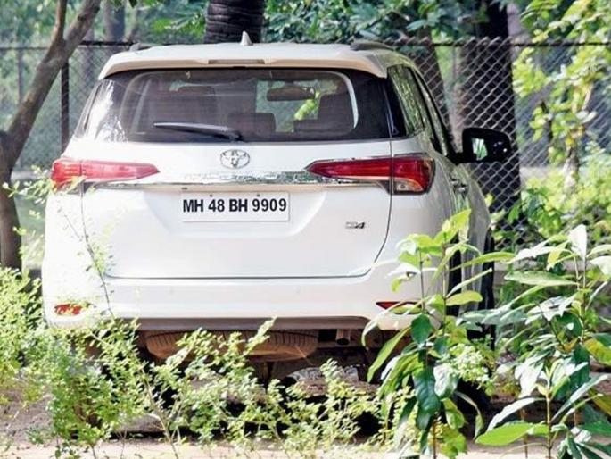 Shiv Sena MP's car crushed; The driver was arrested | शिवसेना खासदाराच्या गाडीने हरिणाला चिरडले; चालकाला अटक Shiv Sena MP's car crushed; The driver was arrested | शिवसेना खासदाराच्या गाडीने हरिणाला चिरडले; चालकाला अटक