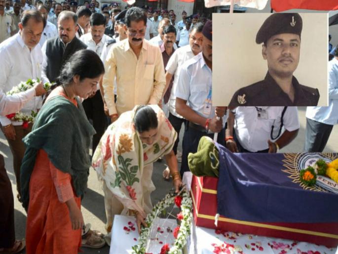 Citizens pay tribute to the martyred fire brigade officer | मजुराला वाचवताना शहीद झालेल्या अग्निशमन दलाच्या जवानाला नागरिकांनी वाहिली श्रद्धांजली Citizens pay tribute to the martyred fire brigade officer | मजुराला वाचवताना शहीद झालेल्या अग्निशमन दलाच्या जवानाला नागरिकांनी वाहिली श्रद्धांजली