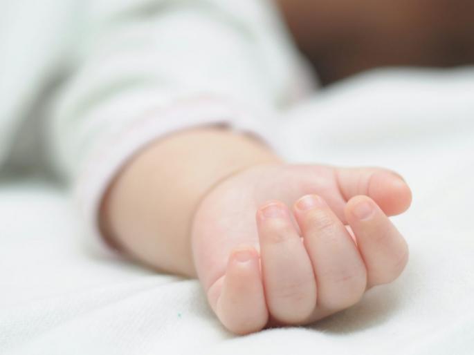 The mother throws the infant off the 17th floor as she has a baby girl again | पुन्हा मुलगी झाली म्हणून नवजात अर्भकाला आईने फेकले १७ व्या मजल्यावरून   The mother throws the infant off the 17th floor as she has a baby girl again | पुन्हा मुलगी झाली म्हणून नवजात अर्भकाला आईने फेकले १७ व्या मजल्यावरून