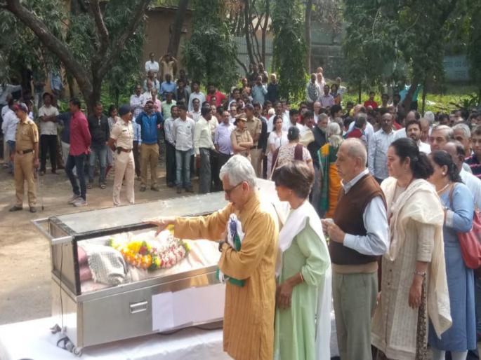 dr. shriram lagoos funeral | Dr. Shriram Lagoo's Funeral : डाॅ. श्रीराम लागू अनंतात विलीन ; मान्यवरांनी वाहिली आदरांजली dr. shriram lagoos funeral | Dr. Shriram Lagoo's Funeral : डाॅ. श्रीराम लागू अनंतात विलीन ; मान्यवरांनी वाहिली आदरांजली