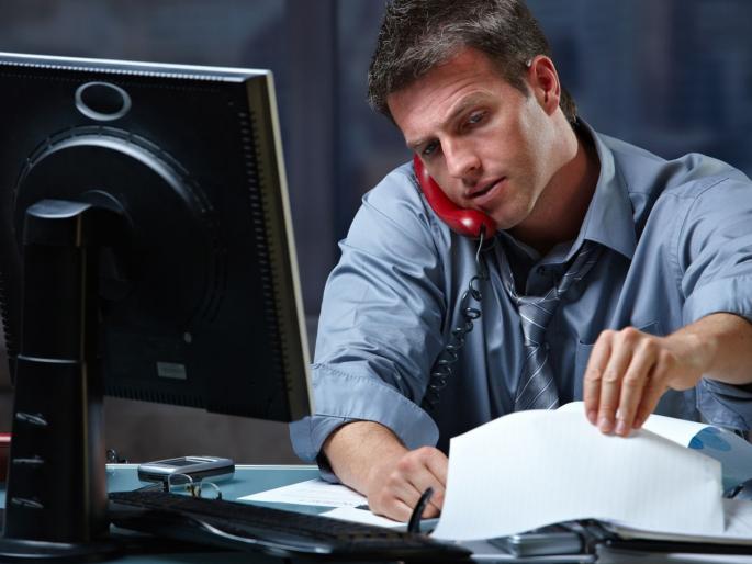 If you are working overtime in the office it may risk of high blood pressure | ऑफिसमध्ये ओवरटाईम करत असाल तर सावधान, पडू शकतं महागात If you are working overtime in the office it may risk of high blood pressure | ऑफिसमध्ये ओवरटाईम करत असाल तर सावधान, पडू शकतं महागात