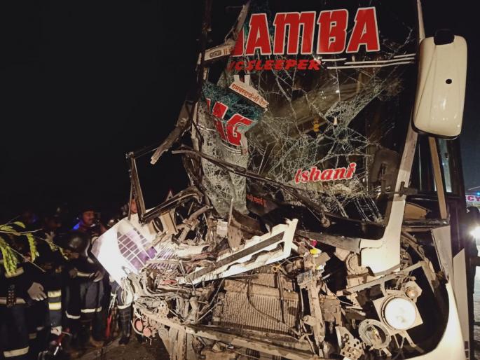 accident at pune - mumbai express way ; one died | पुणे - मुंबई एक्सप्रेसवेवर कंटेनरला बस धडकून अपघात ; बस चालकाचा मृत्यू accident at pune - mumbai express way ; one died | पुणे - मुंबई एक्सप्रेसवेवर कंटेनरला बस धडकून अपघात ; बस चालकाचा मृत्यू
