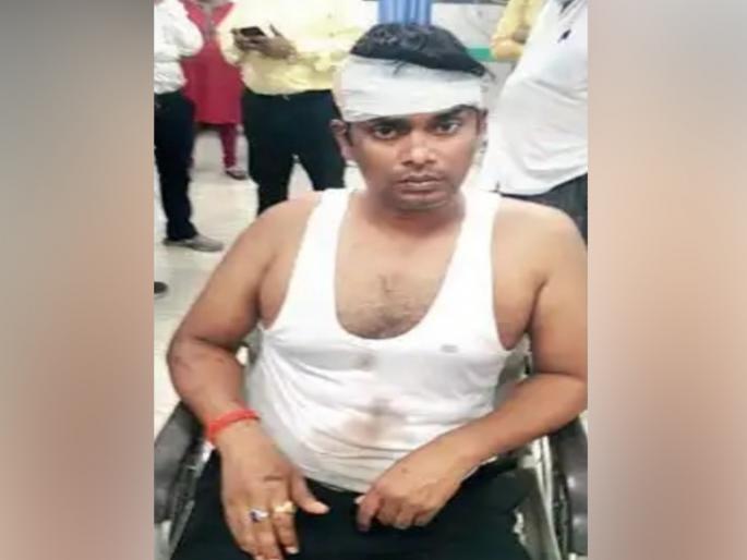 Ticketless men manhandle TCs at two stations | अरेरावी! विनातिकीट रेल्वे प्रवास करणाऱ्यांनी टीसींना केली मारहाण   Ticketless men manhandle TCs at two stations | अरेरावी! विनातिकीट रेल्वे प्रवास करणाऱ्यांनी टीसींना केली मारहाण