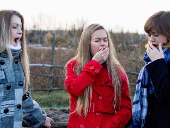 Know the causes of yawning while others doing the same thing | आजूबाजूला कोणी जांभया देत असेल तर तुम्हाला सुद्धा जांभया येतात? जाणून घ्या कारण Know the causes of yawning while others doing the same thing | आजूबाजूला कोणी जांभया देत असेल तर तुम्हाला सुद्धा जांभया येतात? जाणून घ्या कारण