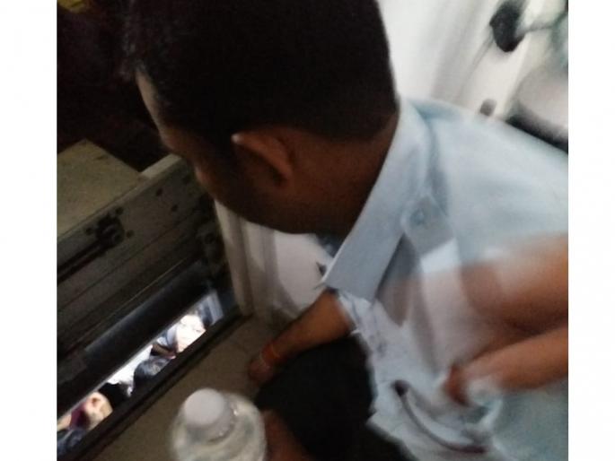 Staff stranded in a hospital elevator ; incident in hadapsar | हाॅस्पिटलच्या लिफ्टमध्ये अडकले कर्मचारी ; 3 तास सुरु हाेता सुटकेचा थरार